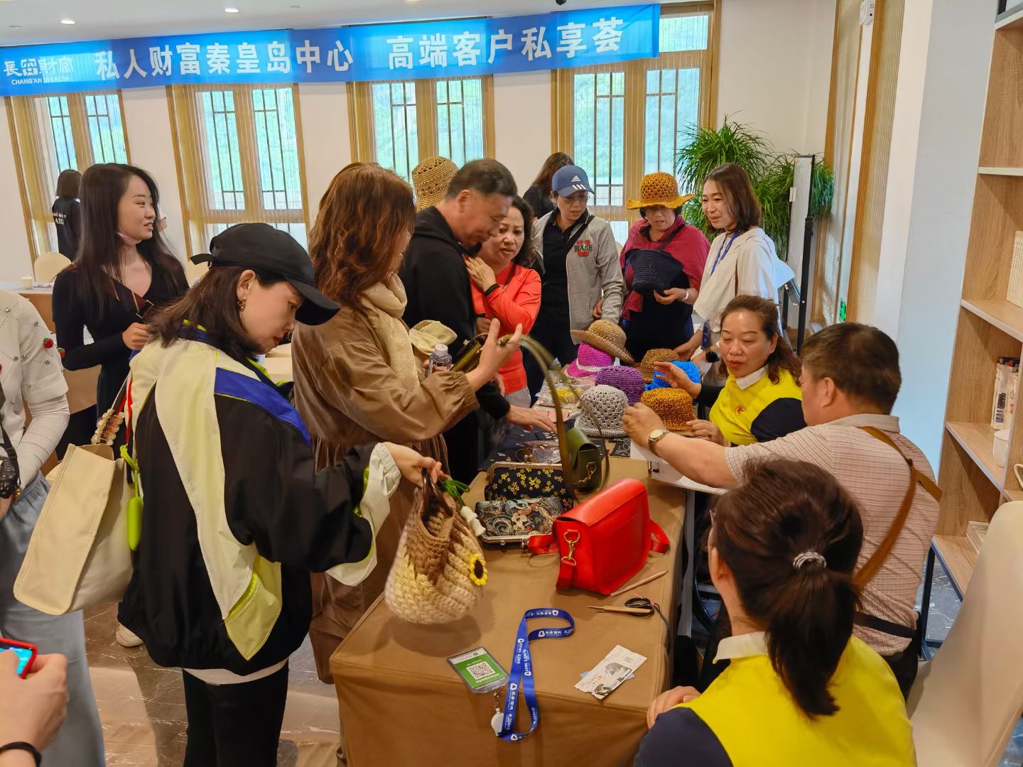 公益义卖现场.jpg